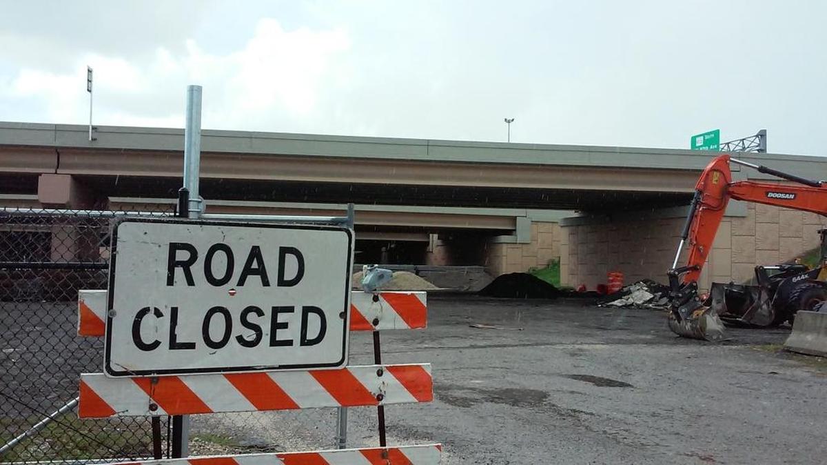 Un letrero que dice en inglés “Camino cerrado” marca la terminación de la Avenida 82 del noroeste en el entronque con la autopista 836 que pasa por arriba. En los próximos meses, el Condado Miami-Dade proyecta extender la Avenida 82 al sur hasta el otro lado de la 836 para mitigar el tráfico en la zona.