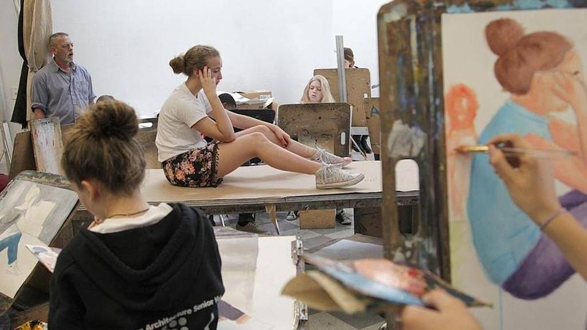 La alumna Laura Sánchez (centro), posa para sus compañeros en la clase de dibujo y pintura para principiantes en DASH.