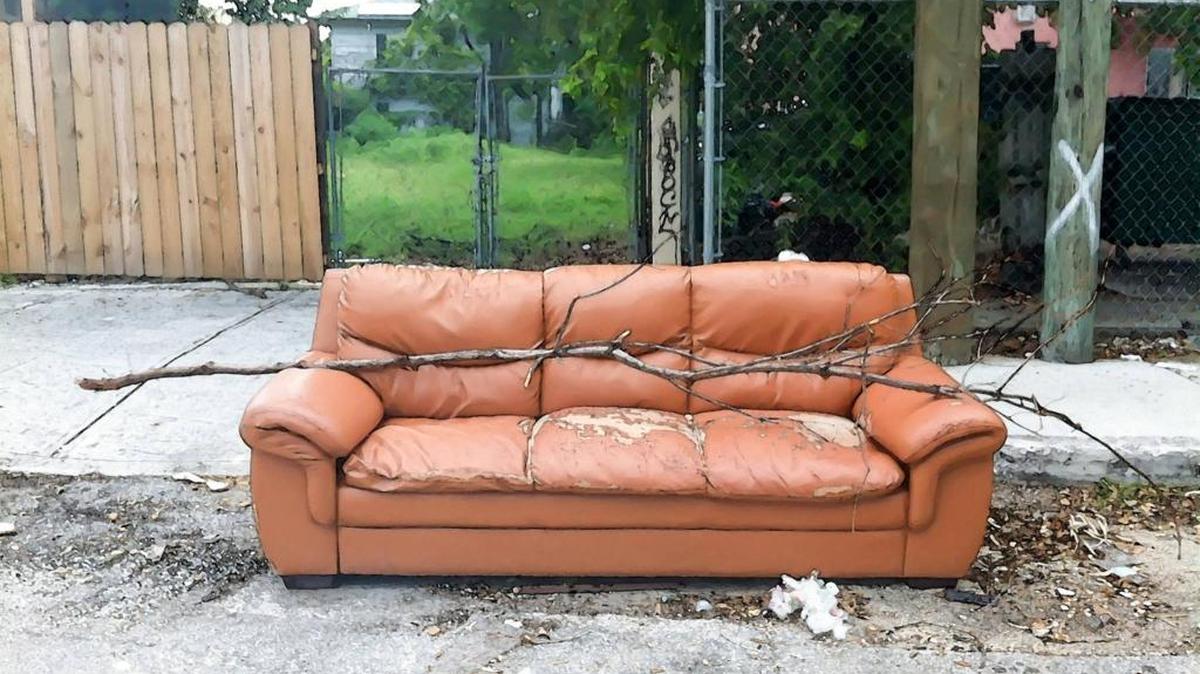 Foto del proyecto Sofas of Little Havana, del artista Sharif Salem, que documenta basura tirada ilegalmente en las calles de La Pequeña Habana.