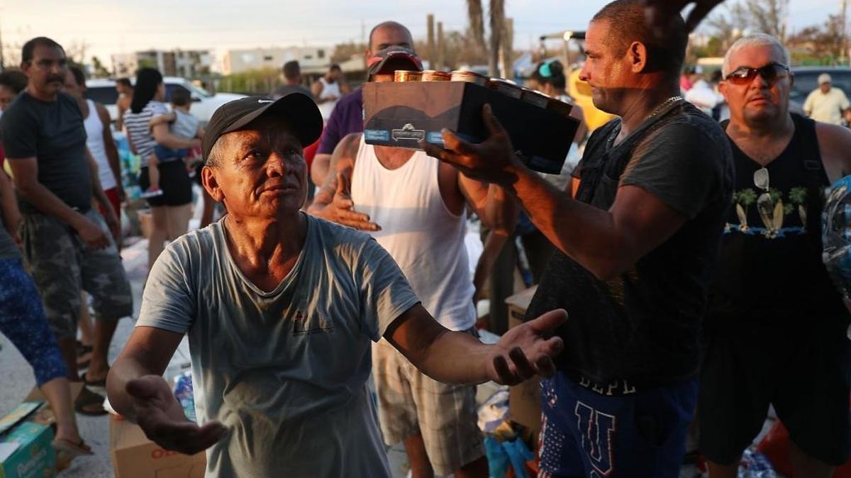 Varios residentes de los Cayos afectados por el huracán Irma buscan insumos distribuidos de manera espontánea por un grupo de ciudadanos preocupados de Miami.