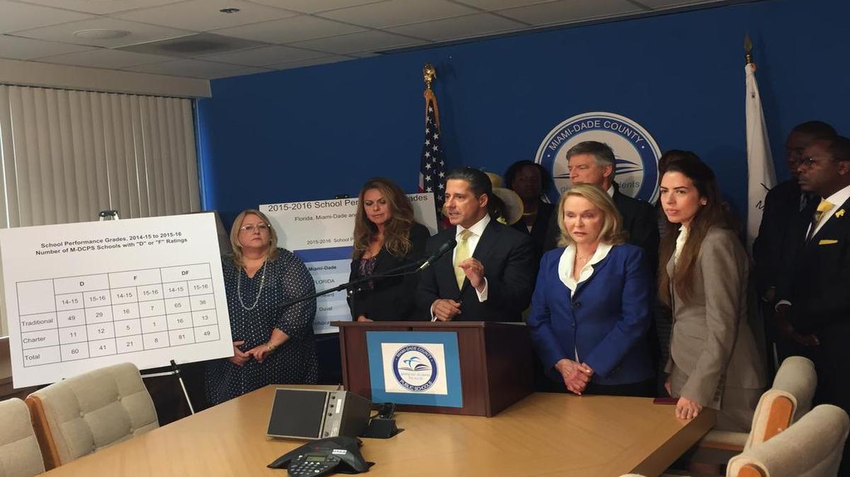 El superintendente del distrito escolar de Miami-Dade, Alberto Carvalho (centro), al discutir los resultados de las escuelas en el reporte estatal.