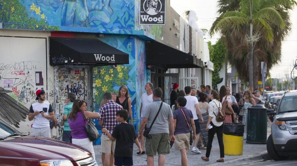 Visitantes participan en el “Art Walk” de Wynwood el sábado 13 de agosto, a pesar de la presencia en este sector de mosquitos que trasmiten el virus del zika.