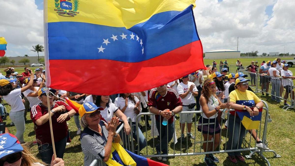 Un grupo de venezolanos se dio cita en Doral para reclamar del gobierno de Nicolás Maduro el fin de la represión y la miseria del país.