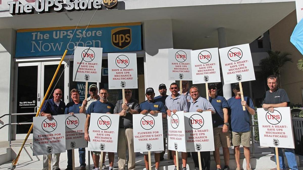 Mientras millones aguardan la entrega de flores y otros regalos el Día de los Enamorados, una docena de mecánicos y técnicos que mantienen los aviones de UPS protestaron por las condiciones de trabajo.