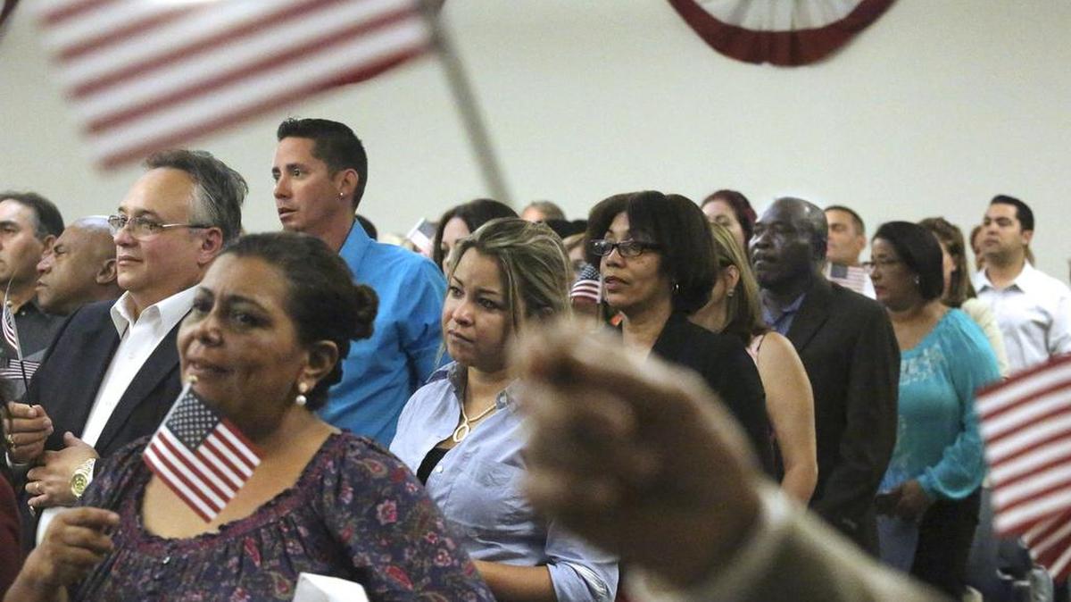 Un grupo de nuevos ciudadanos durante una ceremonia de naturalización en Hialeah. Foto de archivo.