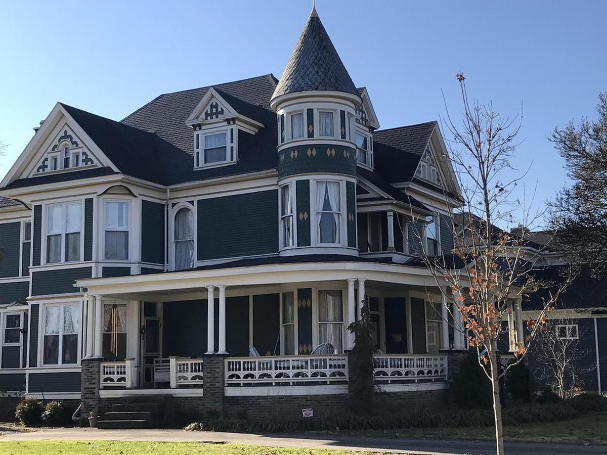 Una mansión histórica bien conservada cerca del centro de Jackson. Estas casas datan de cuando las fundiciones de hierro y otras industrias pesadas empleaban a una gran cantidad de personas.