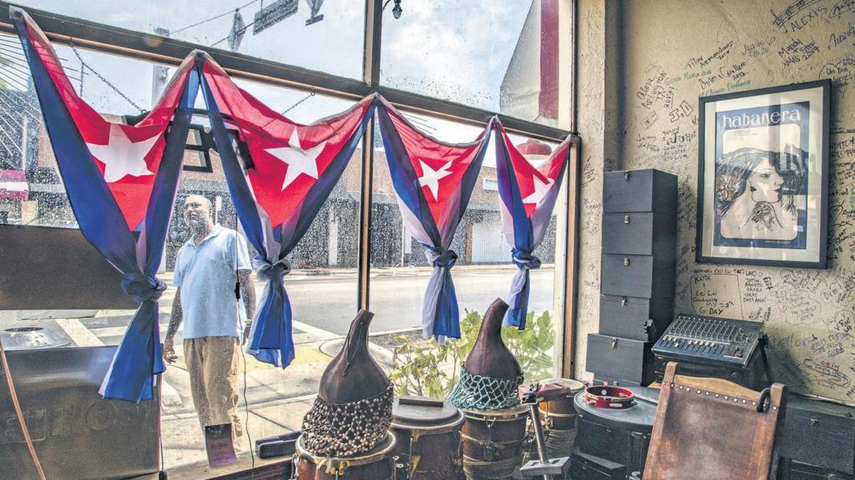 El propietario de Top Cigars, Crist Mena, fuera de su negocio mientras espera a que los clientes regresen el martes 19 de mayo de 2020. Algunos negocios no esenciales ya pueden abrir en la Calle Ocho en Little Havana.