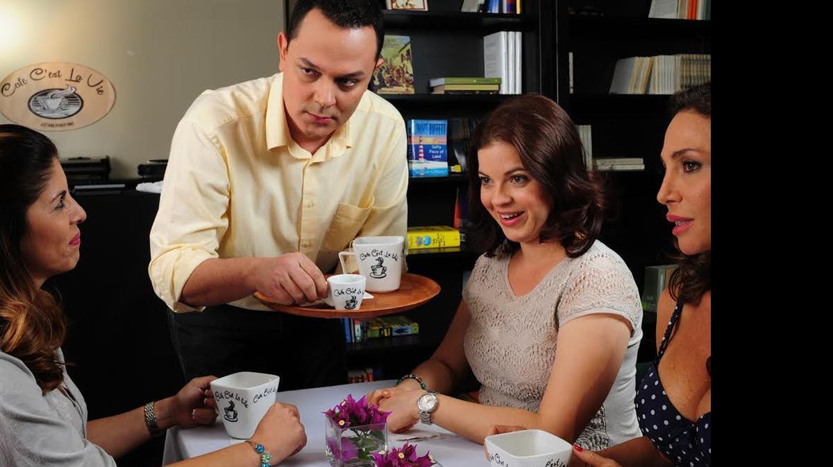 
Elizabeth Saladrigas, Pier Lendaro, Damaris Ríos, Debora Habsburg y Rosa Méndez en Café con compañía’, parte del filme ‘Tres cafés’, que estrena Teatro Prometeo en el Koubek Center del MDC el viernes 12. 
