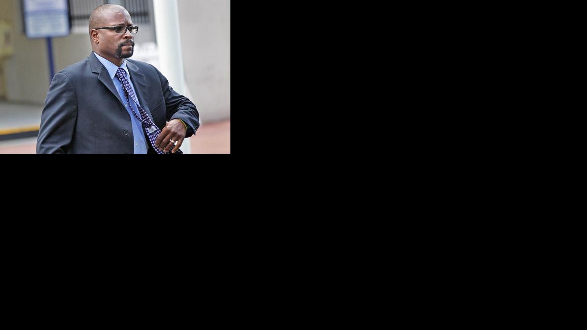 
El agente de ICE Juan Felipe Martínez llega a la Corte Federal de Miami, este jueves, para otra jornada del juicio donde se la acusa de soborno y extorsión.


