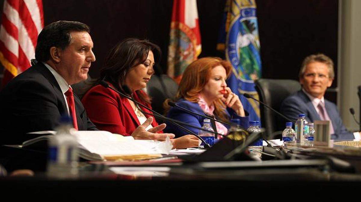 
Joe Carollo (izq), entonces administrador de Doral, en una sesión de concejo en octubre del 2013 con las concejales Sandra Ruiz y Bettina Rodríguez-Aguilera, además del alcalde Luigi Boria.
