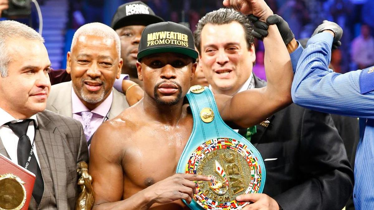 Floyd Mayweather Jr. celebra la victoria por decisión unánime ante Manny Pacquiao en su pelea el 2 de mayo de 2015 a las MGM Grand Garden Arena de Las Vegas, Nevada.