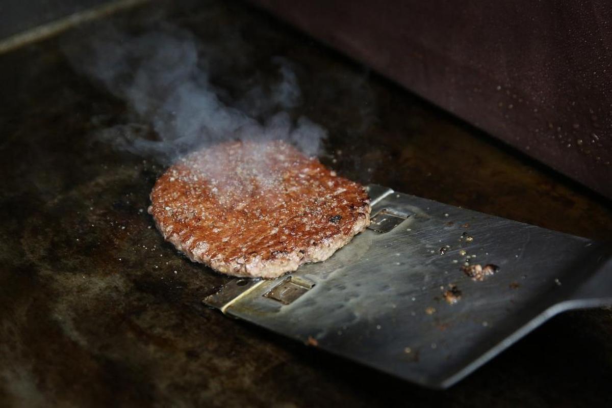 Una hamburguesa fresca, que no ha sido congelada, se cocina en el asador del McDonald’s de la Calle Ocho y la Avenida 14 en La Pequeña Habana. A partir de este martes McDonald’s ofrecerá hamburguesas de carne fresca en ocho ciudades, Miami entre ellas.