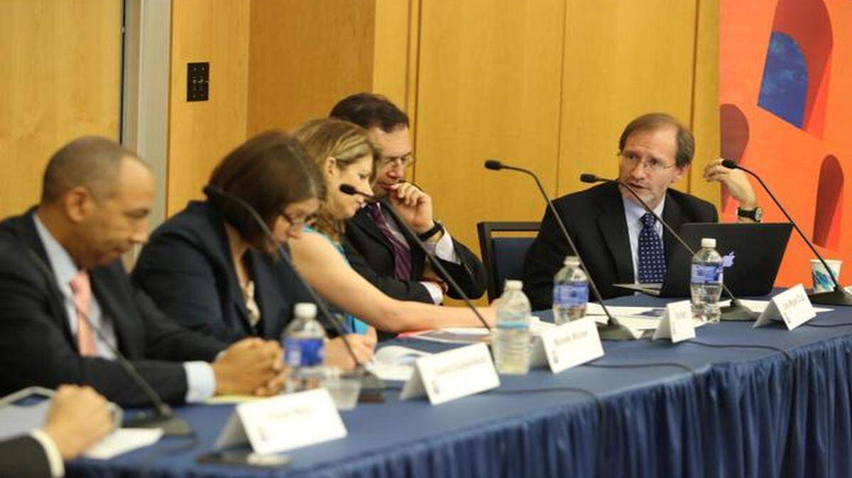 
The Chicago Council on Global Affairs presentó el miércoles en FIU los resultados de su primera encuesta de opinión sobre política exterior entre los latinos. Entre los panelistas se encontraban de izquierda a derecha: David Duckenfield, subsecretario asistente del Buró de Asuntos Públicos del Departamento de Estado; Michele Wucker, vicepresidente de The Chicago Council; Dina S. Smeltz, directora del estudio; José Miguel Cruz y Eduardo Gamarra, ambos profesores de FIU.
