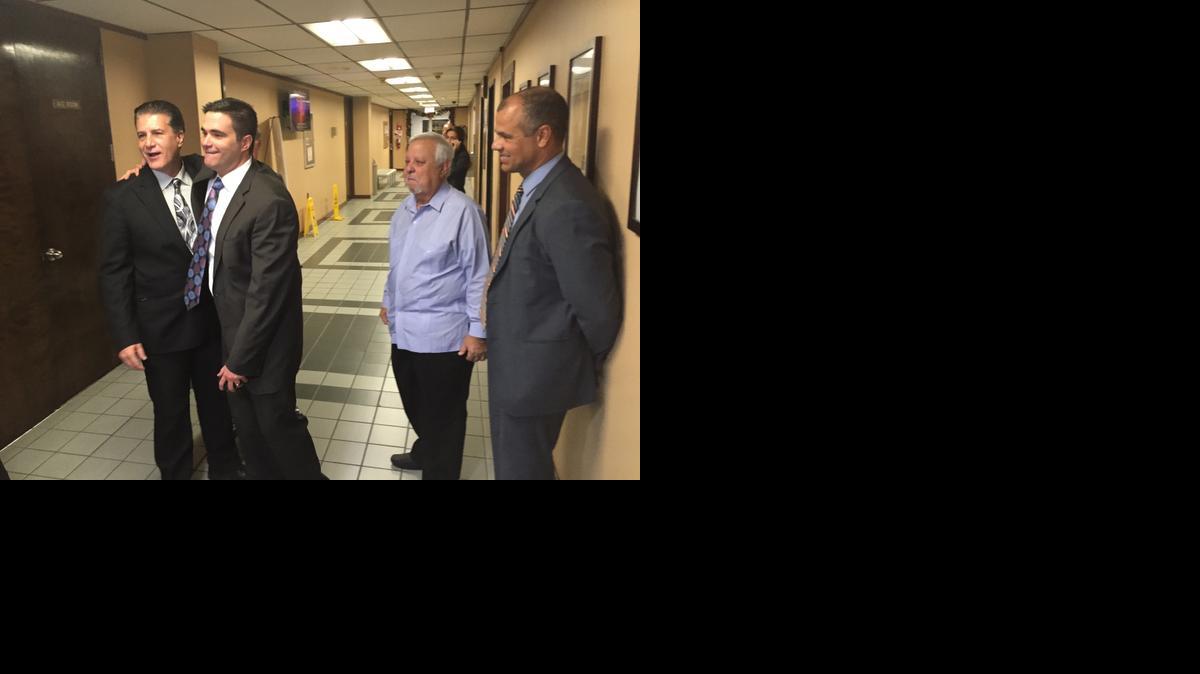 
El alcalde de Hialeah, Carlos Hernández, saluda a Félix Lasarte poco antes de iniciarse la audiencia municipal la noche del martes. Lasarte junto con Armando Gutiérrez, al centro, son representantes de World Waste Management, empresa descalificada de la licitación para privatizar el servicio de recogida de basura en esa ciudad. A la derecha Javier Vásquez, abogado de Southern Waste System, también descalificada de la licitación.
