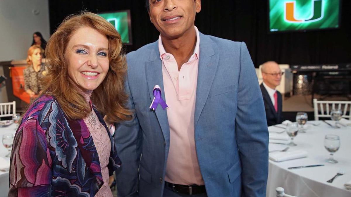 Felicia Marie Knaul, directora del Instituto para las Américas de la Universidad de Miami, y el cantante Jon Secada, posan el miércoles durante un simposicio sobre el cáncer que afecta a las mujeres.