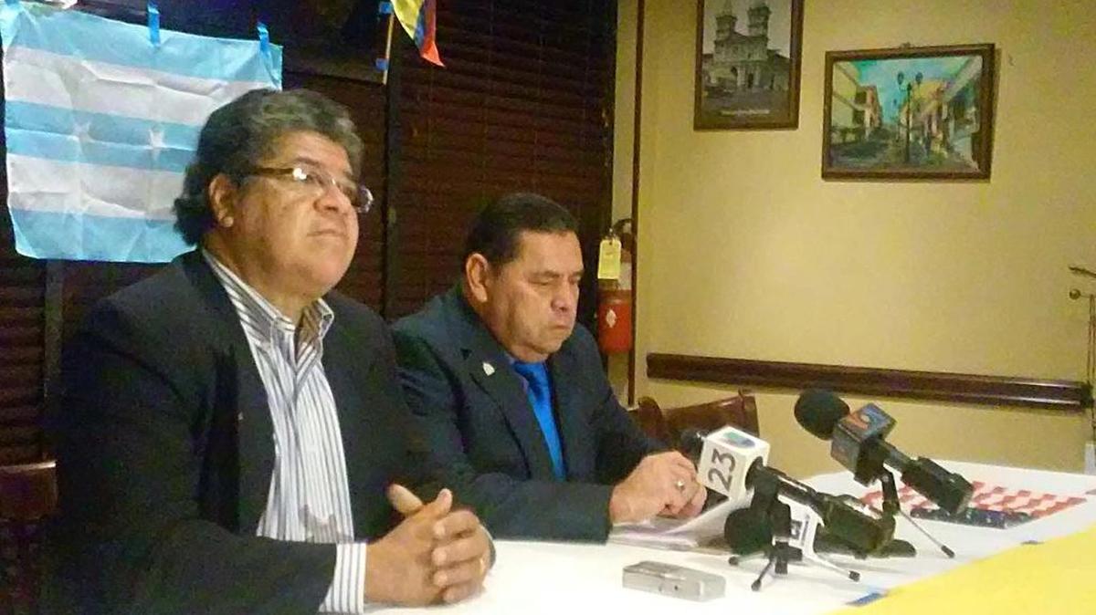 El pastor ecuatoriano Enrique Pacheco (izq) y el líder hondureño Francisco Portillo hablan en la conferencia de prensa, el lunes sobre su solicitud de TPS para los ecuatorianos.