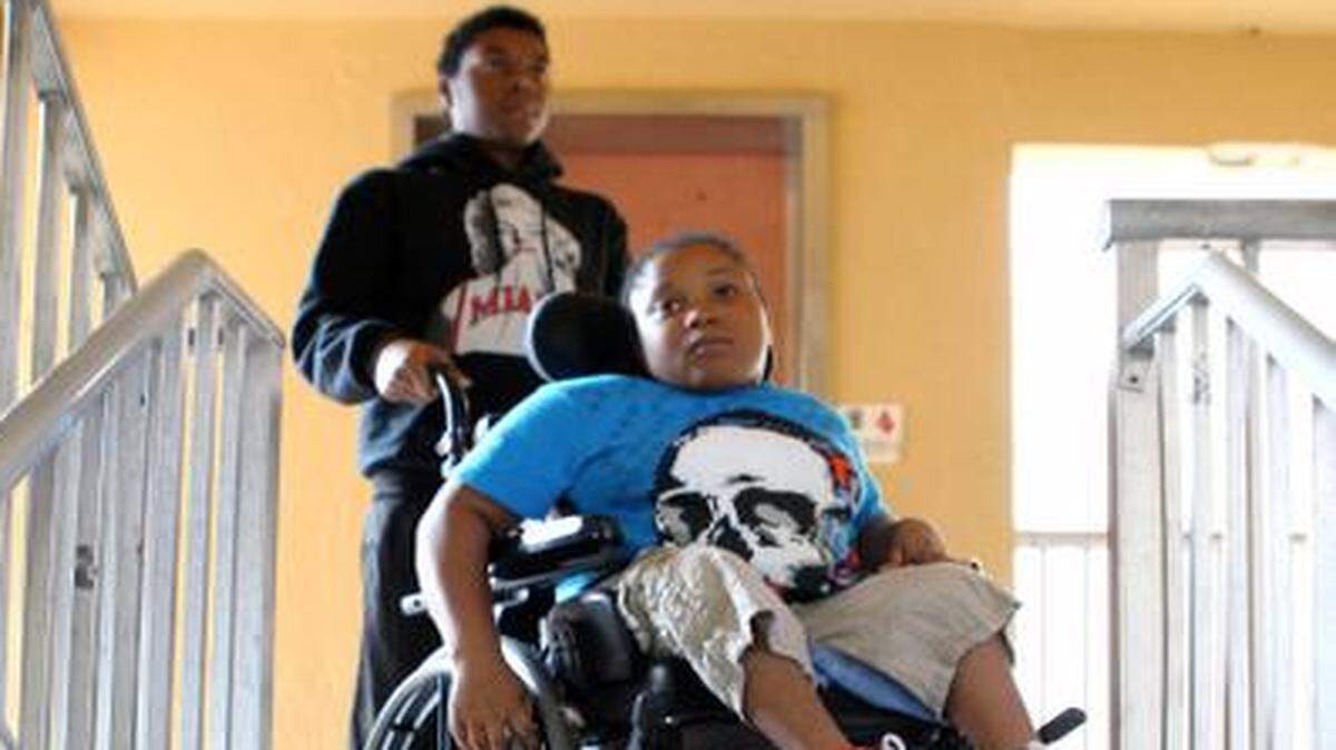 
Aikem James tiene que cargar a su hermano David James, de 10 años, hasta el tercer piso porque los elevadores de su condominio llevan más de cinco años sin funcionar. Ellos viven en el condominio Mirassou, en el noroeste de Miami-Dade. 



