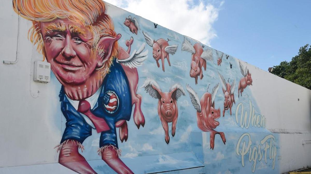 Un mural titulado "When Pigs Fly" de los artistas de Miami Rei Ramírez e Ivan Roque representa al candidato presidencial republicano Donald Trump como un cerdo alado en el costado de un edificio en Miami, Florida el 8 de noviembre de 2016.