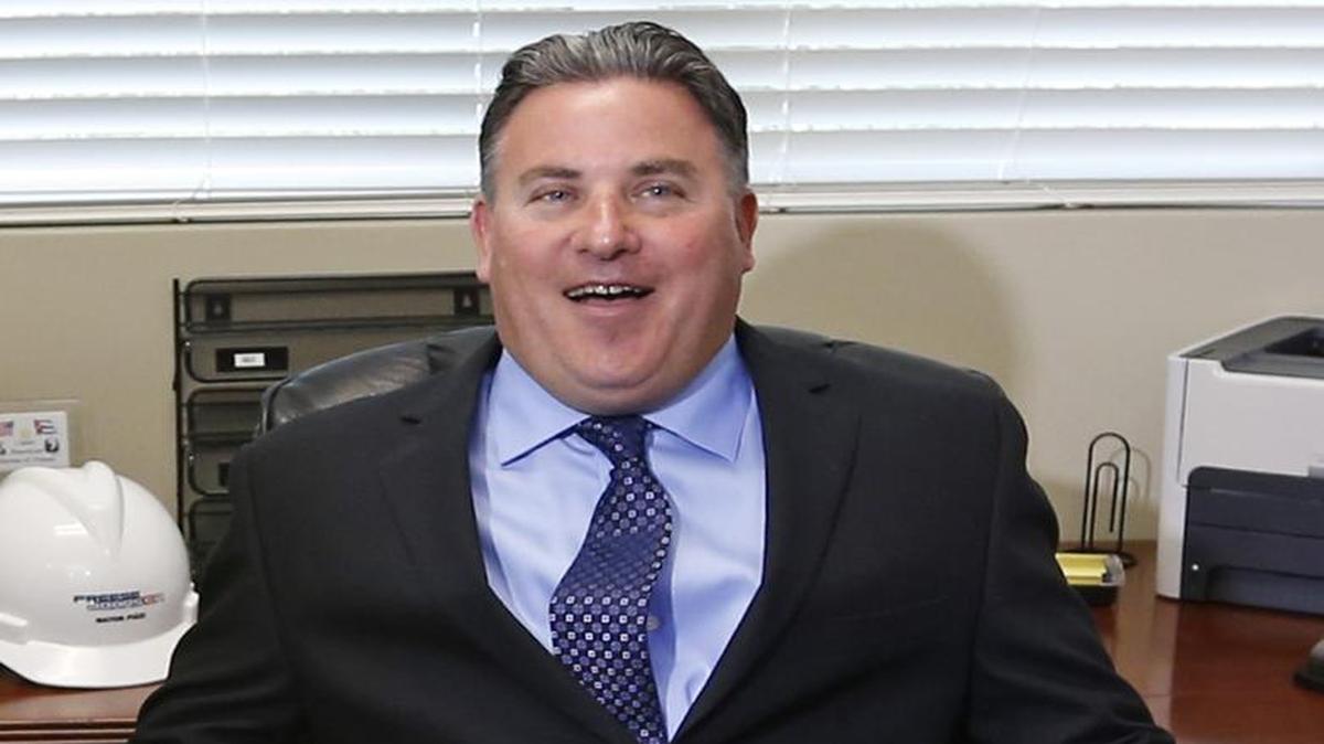 
Michael Pizzi en su regreso como alcalde en la oficina del ayuntamiento de Miami Lakes.
