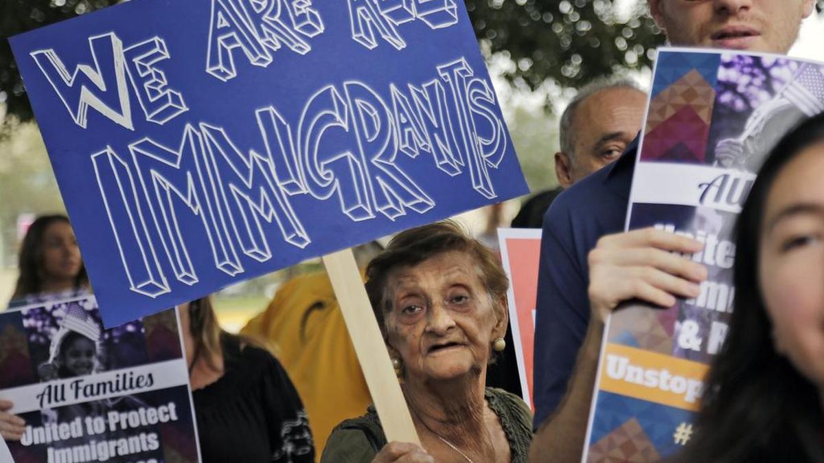 Teresa Sarmiento (centro), de 85 años, se sumó a la protesta que sostuvieron ante las puertas del BTC.