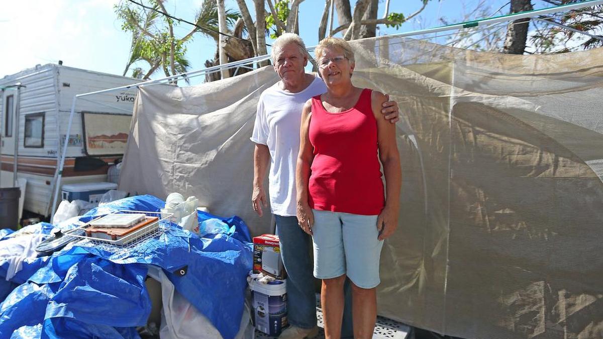 Lori Jones y su novio, Kim Kenney, viven en una carpa al lado del tráiler que fue destruido por el huracán Irma en Big Pine Key, en los Cayos de la Florida.