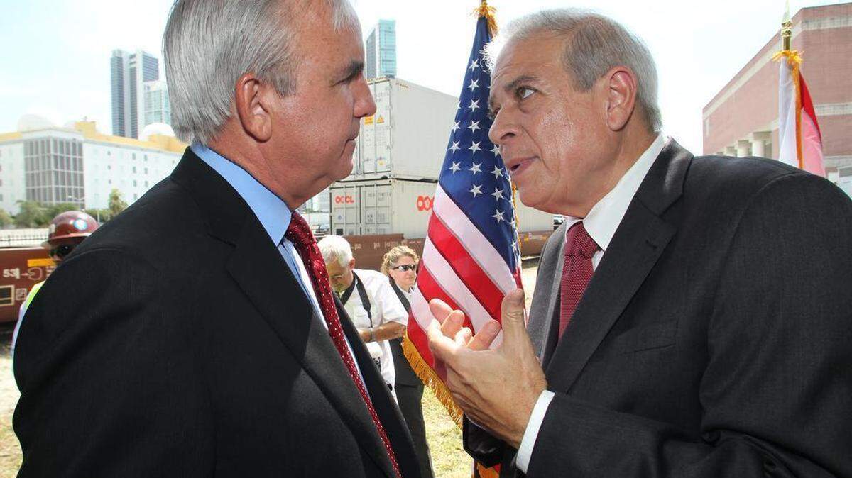 Carlos Giménez (izq.), alcalde del Condado Miami-Dade, conversa con Tomás Regalado, alcalde de Miami, el 15 de julio del 2011.