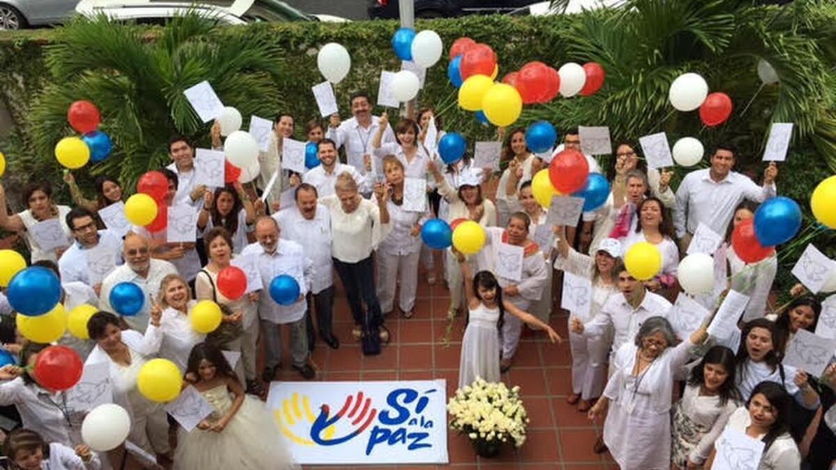 Un grupo de colombianos celebra la firma del acuerdo de paz el miércoles en el Consulado de su país en Miami.