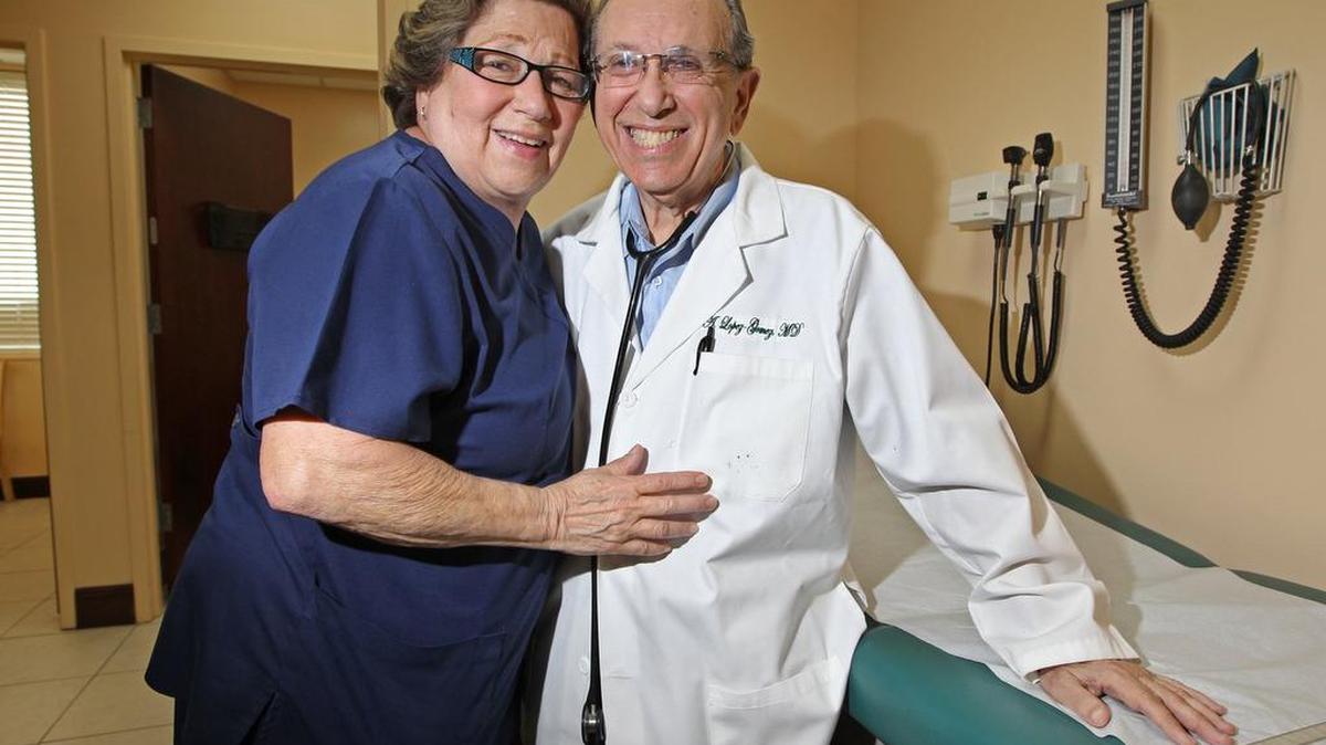 El doctor Alfredo López-Gómez con su esposa Mary López, then-72, en las oficinas del MAS Medical Group en Coral Way en mayo de 2012.