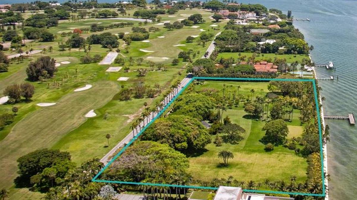 Vista aérea de los cuatro lotes en Indian Creek Island que el cantante Julio Iglesias ha puesto a la venta por $150 millones.