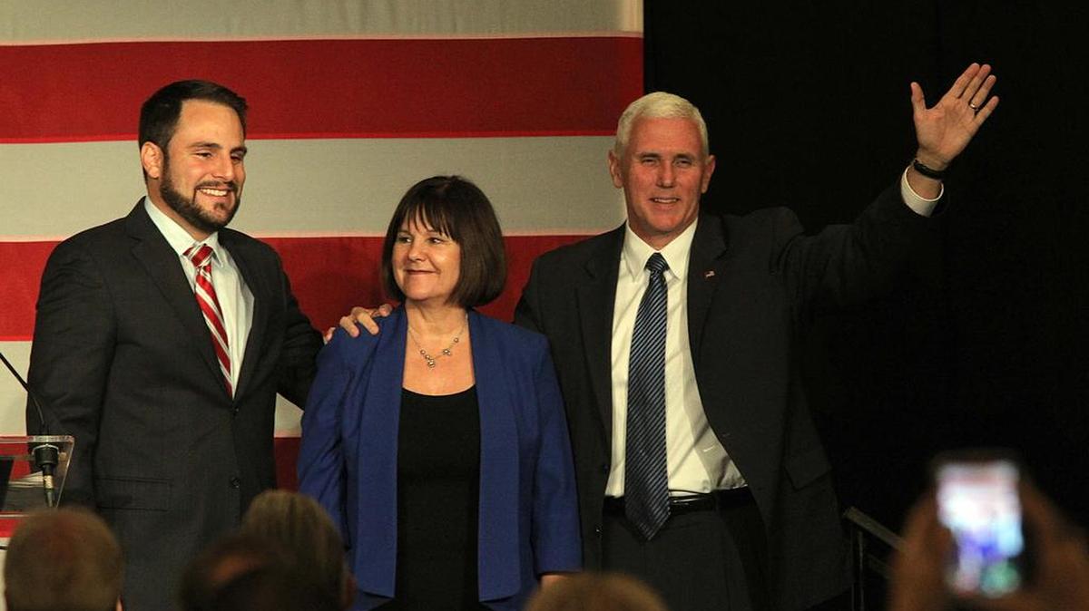 El representante estatal Carlos Trujillo (izq.) le da la bienvenida al ahora vicepresidente de EEUU, Mike Pence, y su esposa, Karen, durante un acto de campaña en Miami, el 14 de octubre de 2016.