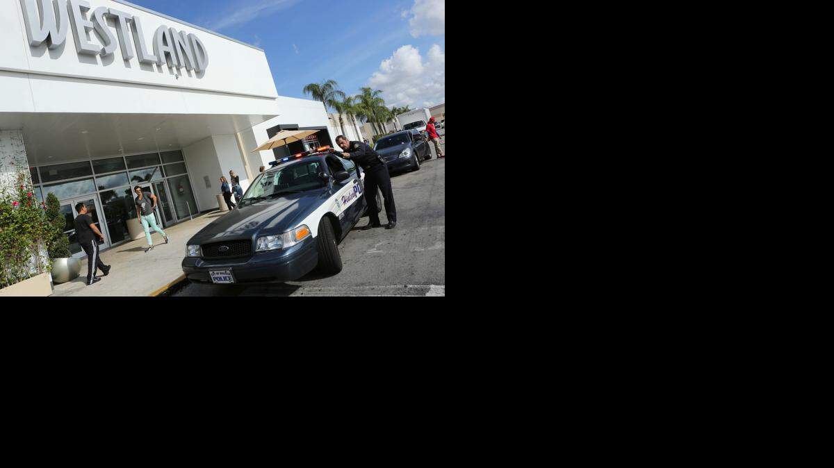 
El oficial y vocero de la Policia de Hialeah, Carl Sogby, habla con otro de los oficiales que está patrullando en el Mall de Westland el lunes. Con el despliegue de unidades encubiertas y agentes uniformados en zonas comerciales.


