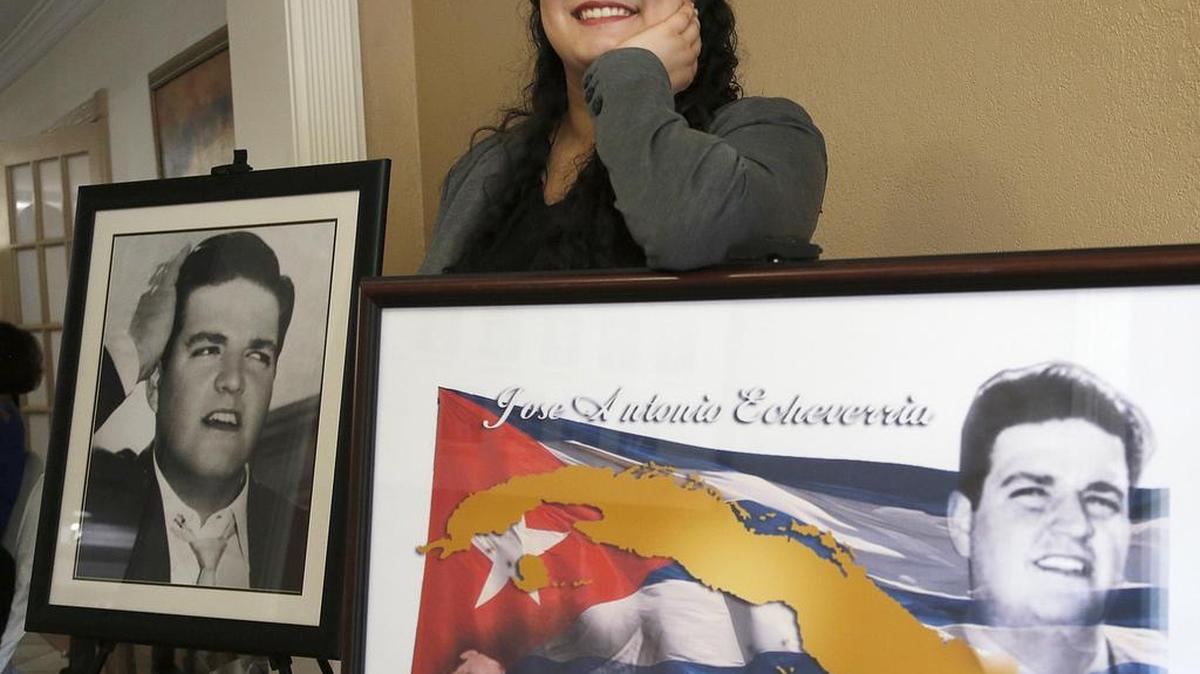 Katheryne Mena, estudiante de tercer año en FIU, recibió la beca José Antonio Echeverría durante un almuerzo.