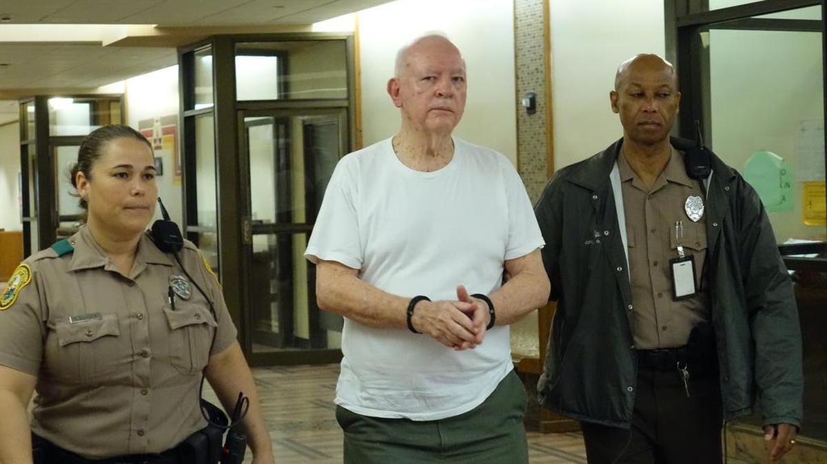 La policía de Miami-Dade se lleva esposado a Guy Bailey, quien fuera un prominente abogado de Coconut Grove. Debe pagar casi dos años de cárcel por no pagar restitución a sus víctimas.