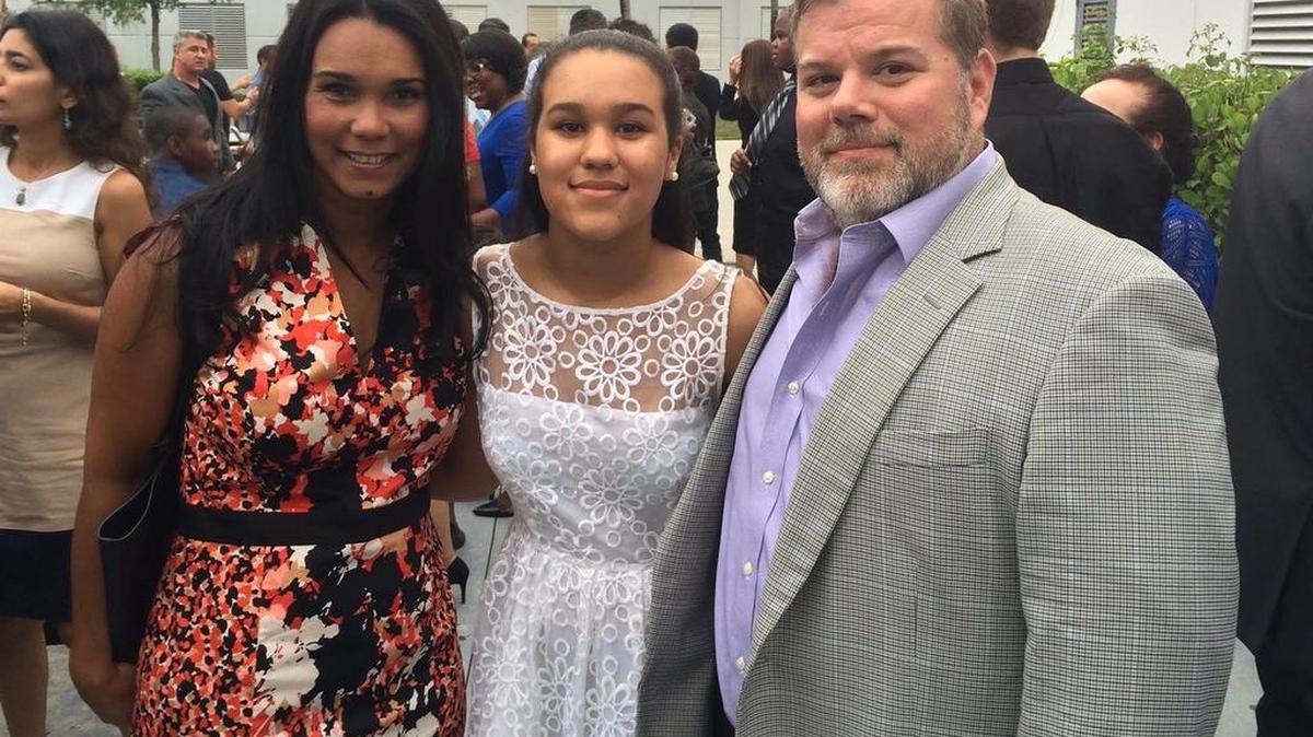 José Suárez, candidato a la Comisión de Miami, posa junto a su esposa Wendy Sosa (izq.) y su hija Camila.