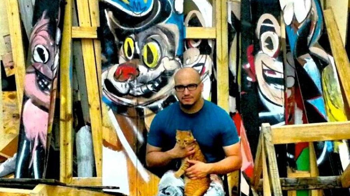 El artista plástico miamense, Kiki Valdes, frente a algunas de sus obras.