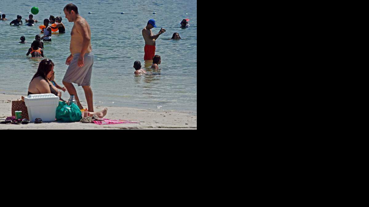 
Varias personas buscan refrescarse en las playas del parque estatal Oleta River, en North Miami. El Departamento de Agua y Alcantarillado de Miami-Dade recomendó este martes evitar tener cualquier tipo de contacto con las playas del parque Oleta River.

