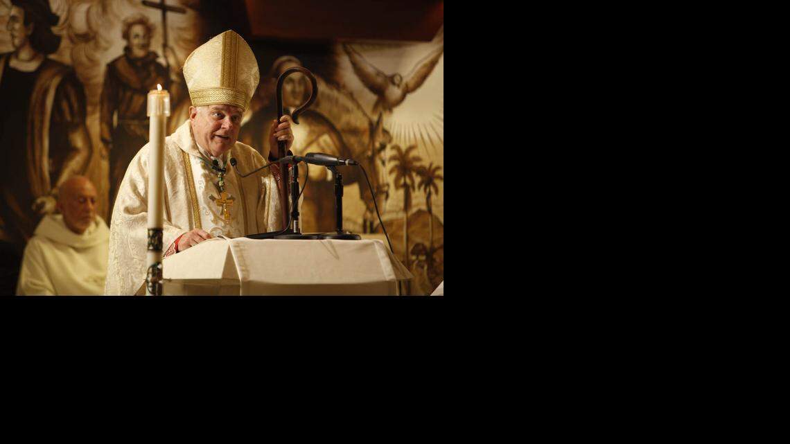 
Archivo: Misa presidida por el arzobispo de Miami, Thomas Wenski, en honor a Monseñor Agustín Román en el tercer aniversario de su llegada a la Casa del Padre. Sábado, 11 de abril de 2015, en Ermita de la Caridad de Miami.
