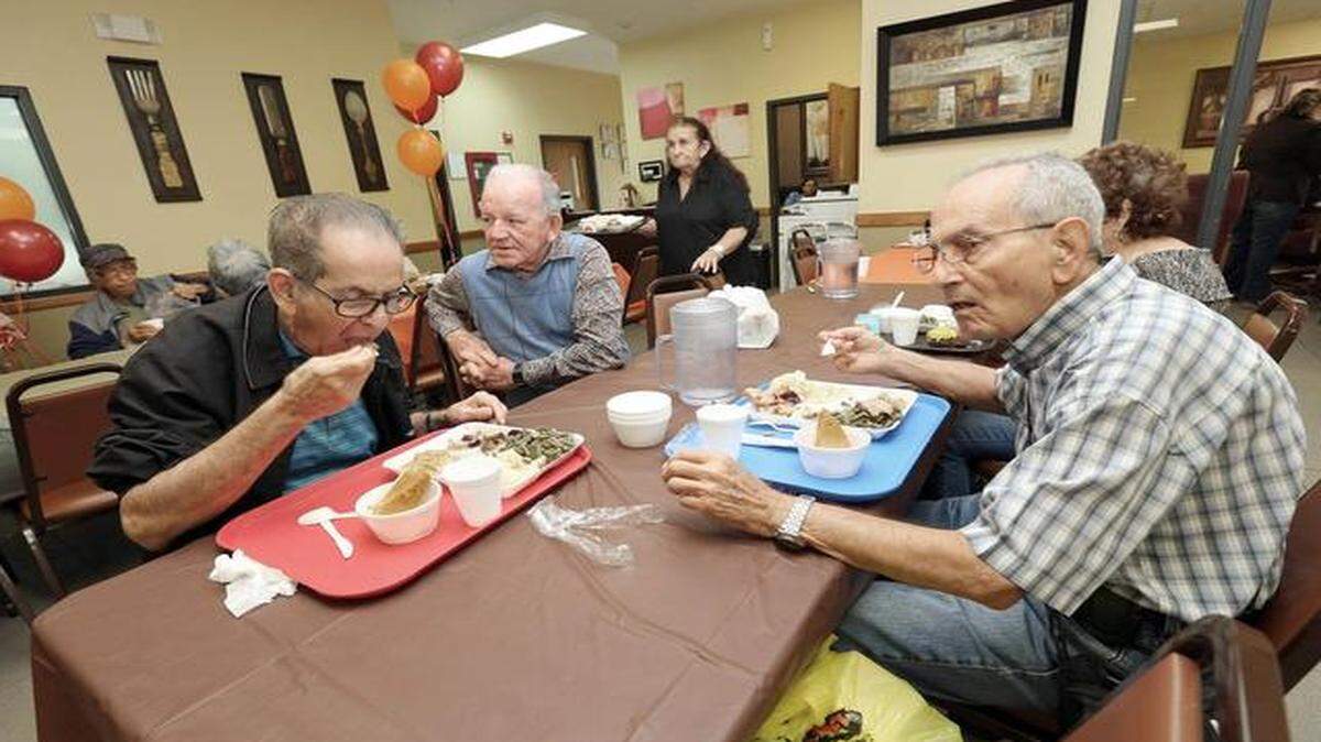 
Un grupo de personas almuerza en el Claude and Mildred Pepper Senior Activities Center en Sweetwater.
