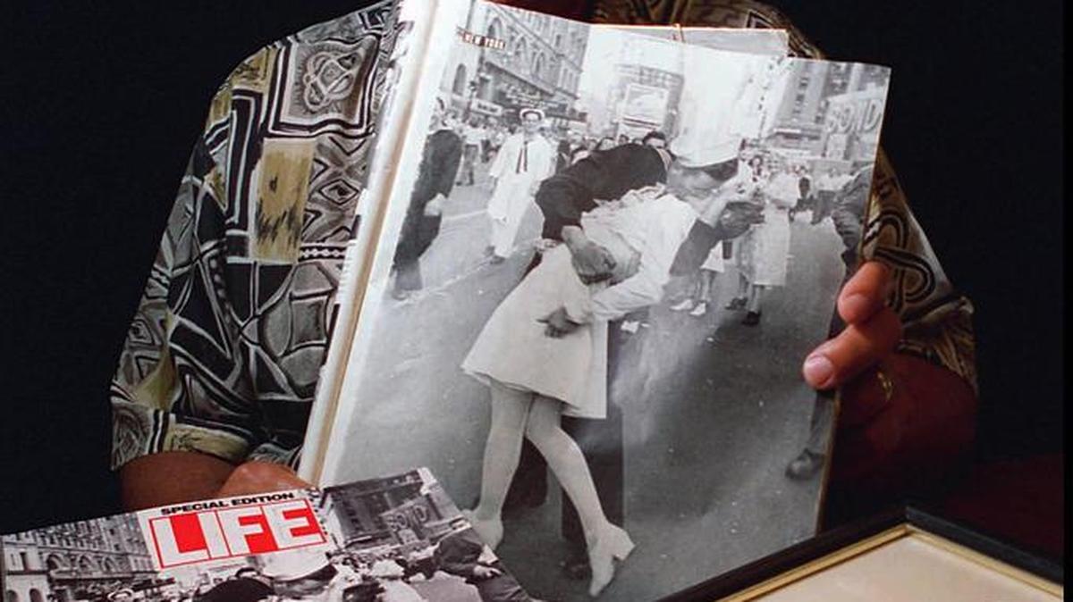 Carl Muscarello posa en 1995 con la foto famosa de la revista Life tomada en Times Square en agosto de 1945, justo al acabar la Segunda Guerra Mundial.