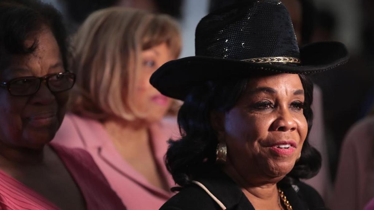 La congresista demócrata Frederica Wilson (al frente) durante una vigilia en la iglesia Greater Historic Bethel AME, en Miami, antes del comienzo del discurso de Donald Trump sobre el Estado de la Unión, el martes 30 de enero del 2018.