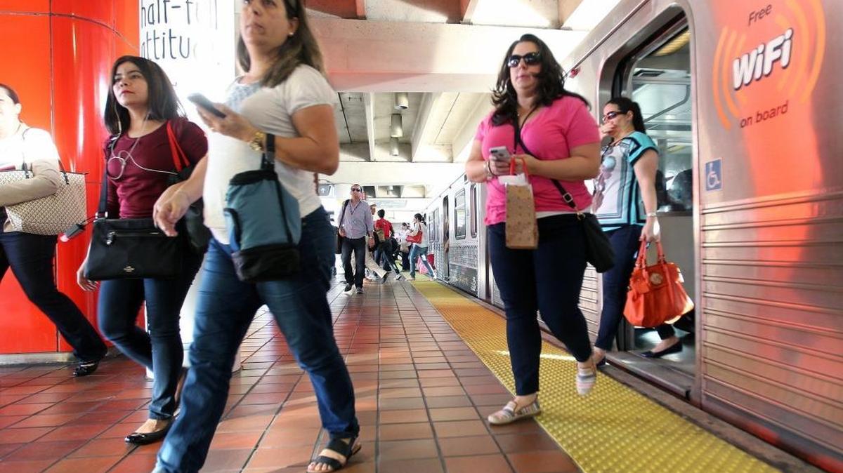Pasajeros del Metrorail se bajan en la estación Brickell el viernes, donde la compañía está probando un nuevo servicio expreso que funcionará hasta el 30de diciembre.