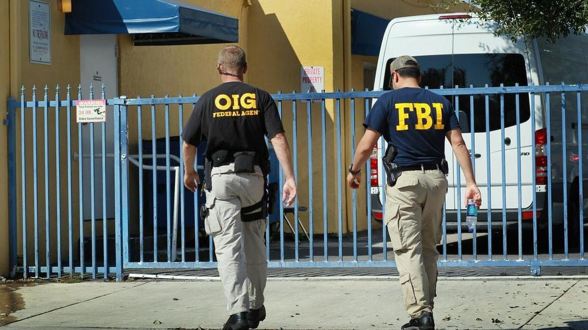 Imagen de archivo de octubre del 2010 de agentes federales durante una operación contra el fraude al Medicare en Miami.