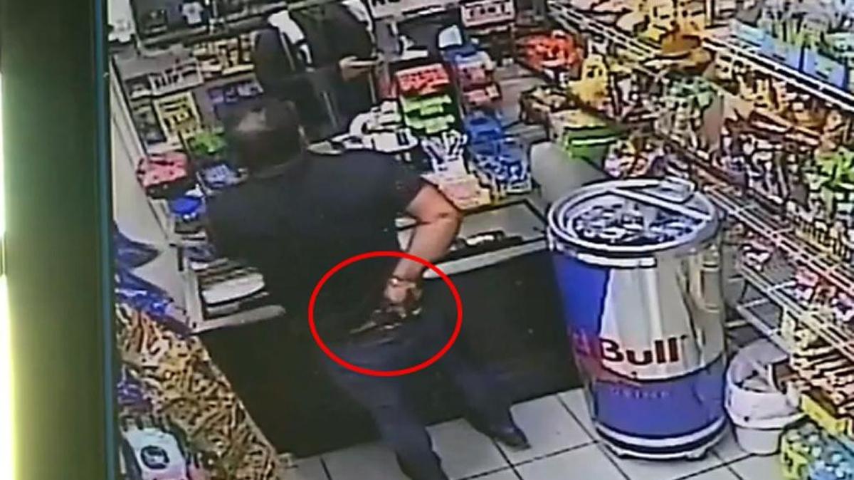 Imágenes del video de vigilancia muestran cómo el ladrón portaba escondida un arma bajo su camisa.