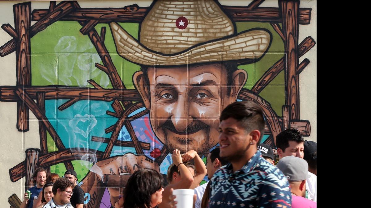 
Ante el mural “El Viandero” , obra del artista Donrimx, se reunía la mayoría de los asistentes a la inauguración de Leah el domingo.


