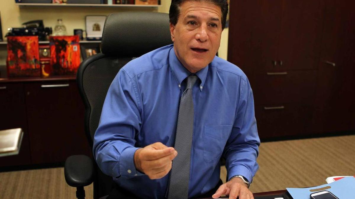 
El Alcalde de Hialeah, Carlos Hernández, habla sobre las finanzas de la ciudad el jueves.
