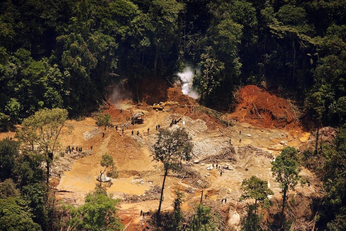 Terreno deforestado en medio de una selva del suroeste de Colombia por una operación de minería ilegal. La Policía colombiana trata de cerrar estas operaciones, que según el gobierno generan dinero ilegal para grupos criminales