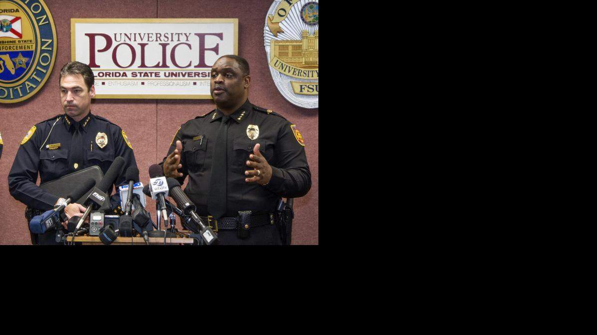 
Michael DeLeo (izq.), jefe de la Policía de Tallahassee, y David Perry, jefe de la Policía de la Universidad Estatal de Florida (FSU), dan detalles sobre el tiroteo en la biblioteca Strozier, el jueves en Tallahassee. 
