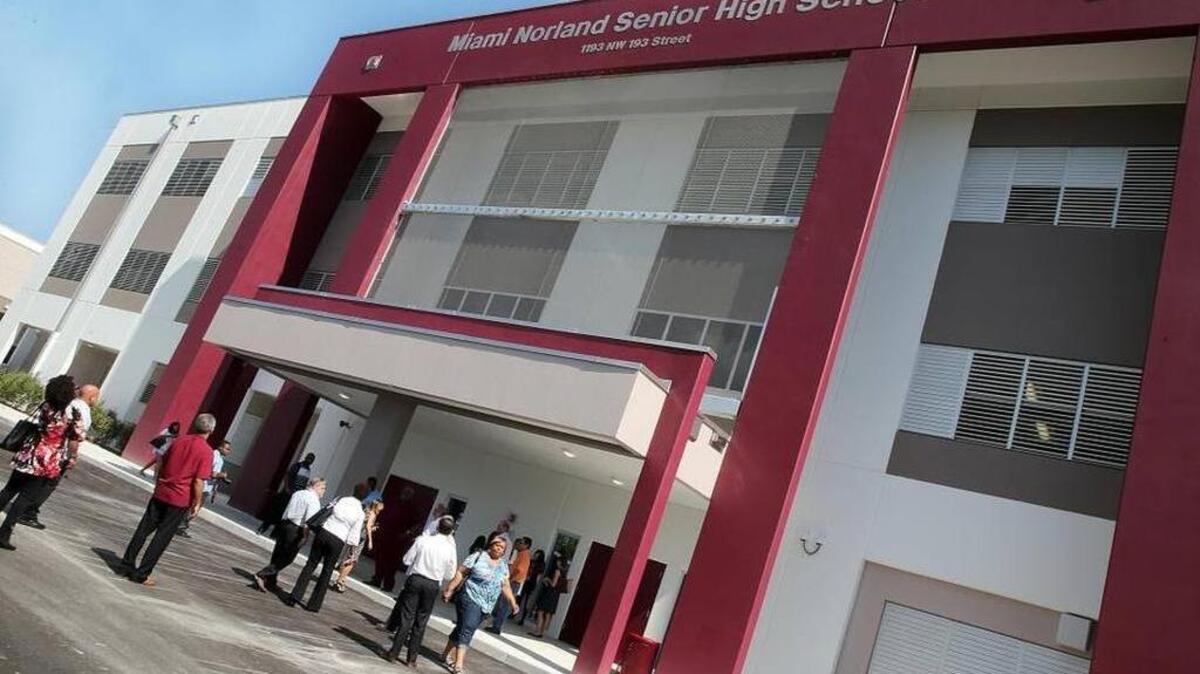 Vista frontal del nuevo edificio de la la escuela secundaria Miami Norland que necesitó $ 42 millones para su construcción.