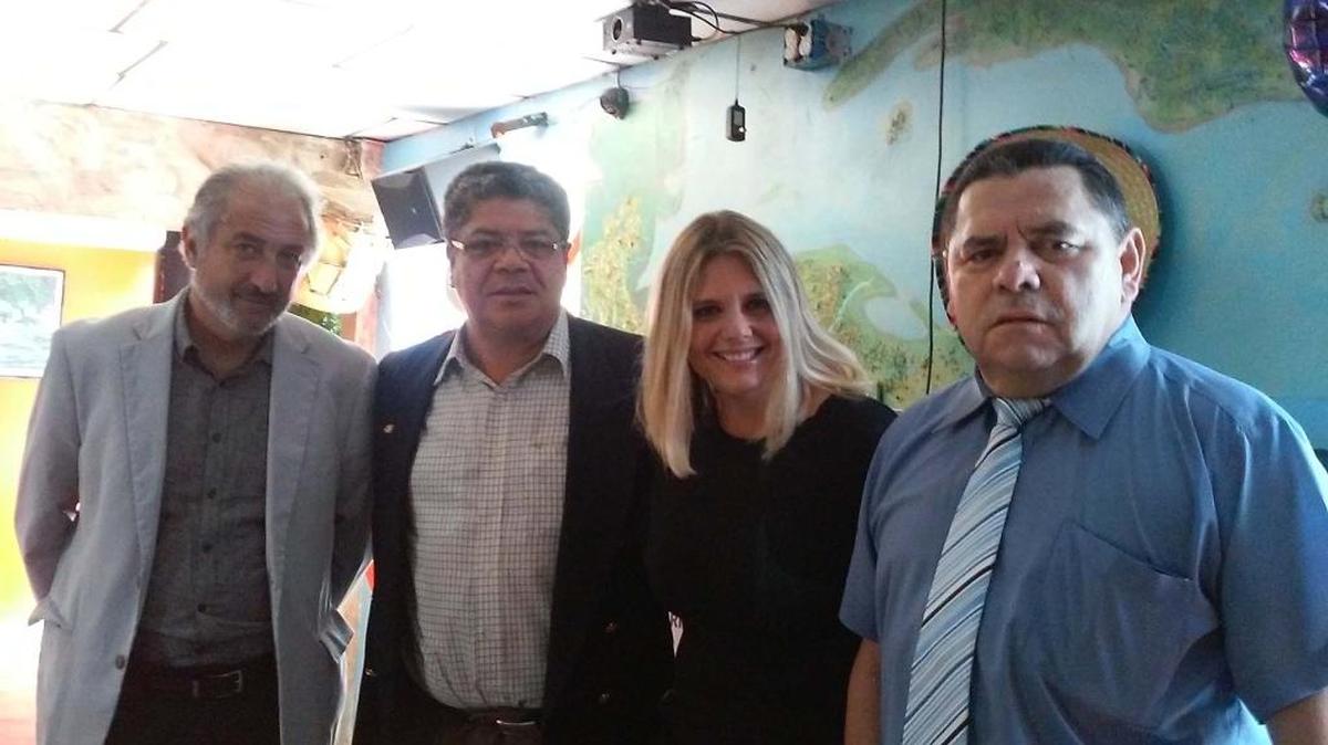 El pastor argentino Rubén Giménez (izq.) posa el martes con el religioso ecuatoriano Enrique Pacheco, la abogada de inmigración Diana Albite y el activista Francisco Portillo, todos de la Coalición de Organizaciones Latinas Unidas por una Reforma Migratoria Integral, en La Pequeña Habana.
