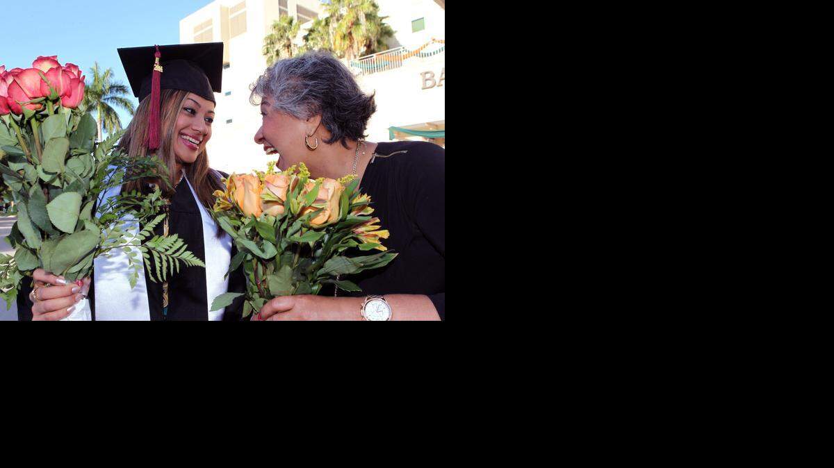 
Iris Barrios, junto a su madre María Reyes, luego de la ceremonia de graduación de la escuela de comunicaciones en la Universidad de Miami, el pasado jueves. 


